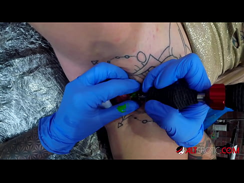 ❤️ Äärimmäisen tatuoitu hottie Sully Savage sai tatuoinnin klitorikseen ❤❌ Just porn at us ❌️❤